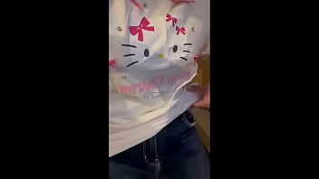 カラオケのマイクを握るとおちんちんを触ってるような感じしてオナニーしたくなる地味な女性大生のオナニー。