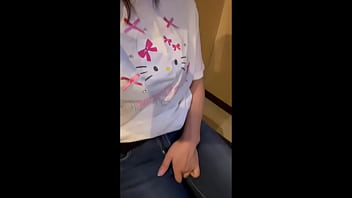 カラオケのマイクを握るとおちんちんを触ってるような感じしてオナニーしたくなる地味な女性大生のオナニー。