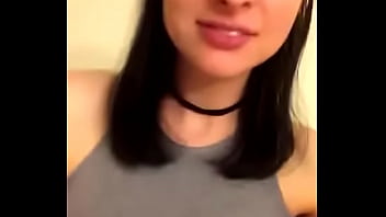 Linda mujer con tetas medianas Linda mujer con tetas medianas