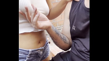 Putita colombiana se deja follar en publico arriesgado y camina por toda la calle con el semen en la calle