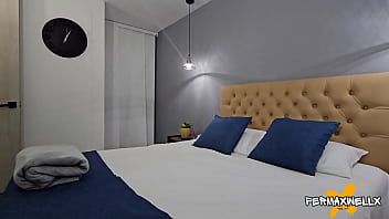 Descubro a mi hermanastro mastubandose por toda la casa lo ayudo a botar toda su leche