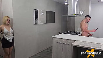 Descubro a mi hermanastro mastubandose por toda la casa lo ayudo a botar toda su leche