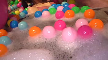 ナイトプール仕様の露天風呂で無邪気にはしゃぐちひろちゃん。そこにギン勃ちチ●コを携えて男性スタッフが突入します!上から押し付け無理やりフェラ!からのバックで両手を掴み高速ピストン!第二部 Bitly 3ncseg7 thumbnail