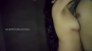 La novia de mi roomie se mete al baño para follarla sin que nos vieran