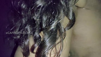 La novia de mi roomie se mete al baño para follarla sin que nos vieran