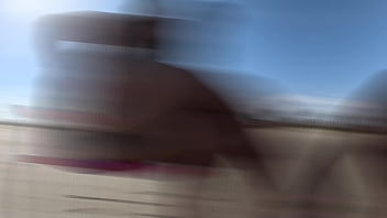 Morena safada se masturbando na praia até gozar em público