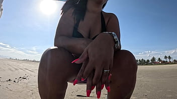 Morena safada se masturbando na praia até gozar em público