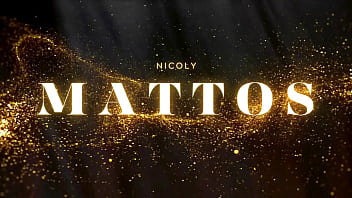 Morena safada se masturbando na praia até gozar em público