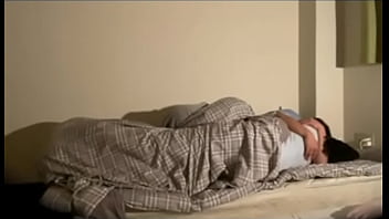 夜布団の中で彼女といつもの様にイチャイチャしてたら彼女が誘ってきました