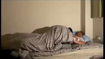 夜布団の中で彼女といつもの様にイチャイチャしてたら彼女が誘ってきました