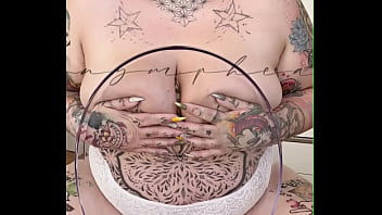 Olala toujours les mains devant