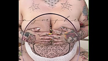 Olala toujours les mains devant