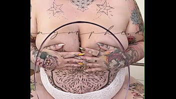 Olala toujours les mains devant