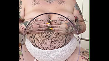 Olala toujours les mains devant