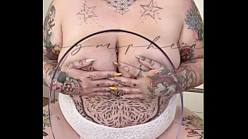 Olala toujours les mains devant