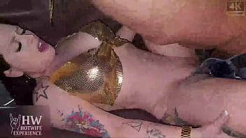 Abriu a porta da cabine o macho pirocudo fudeu a casada na frente do marido esposa hotwife safada e gostosa cansou do piruzinho do marido e foi na casa de swing arrumar macho