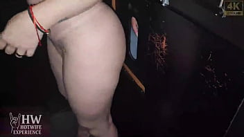 Abriu a porta da cabine o macho pirocudo fudeu a casada na frente do marido esposa hotwife safada e gostosa cansou do piruzinho do marido e foi na casa de swing arrumar macho