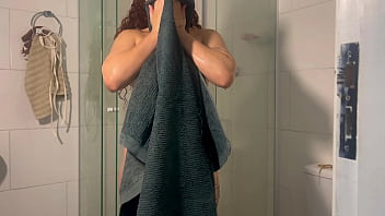 Mulher jovem brincando com a buceta e esguicha katana kai