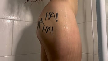 Mulher jovem brincando com a buceta e esguicha katana kai