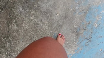 Fetiche por pés solinhas sujas molhadas e descalço na rua