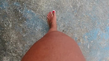 Fetiche por pés solinhas sujas molhadas e descalço na rua