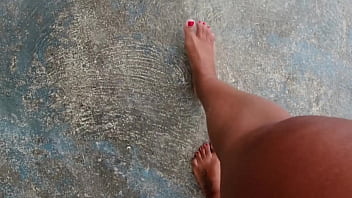 Fetiche por pés solinhas sujas molhadas e descalço na rua