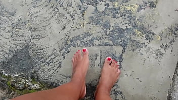 Fetiche por pés solinhas sujas molhadas e descalço na rua