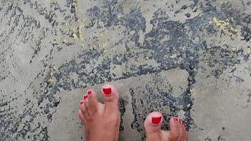 Fetiche por pés solinhas sujas molhadas e descalço na rua