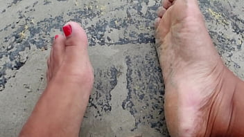 Fetiche por pés solinhas sujas molhadas e descalço na rua