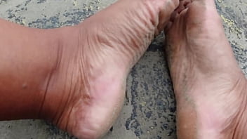 Fetiche por pés solinhas sujas molhadas e descalço na rua