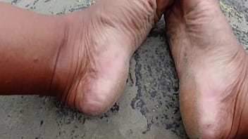 Fetiche por pés solinhas sujas molhadas e descalço na rua