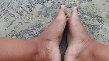 Fetiche por pés solinhas sujas molhadas e descalço na rua