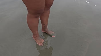 Fetiche por pés solinhas sujas molhadas e descalço na rua