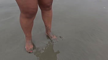 Fetiche por pés solinhas sujas molhadas e descalço na rua