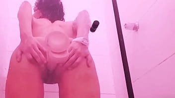 “chuveiro ligado nynfa ligada e o final bem molhado ”