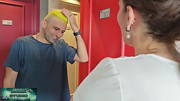 Mama studio em saiu de galo para cortar o cabelo e voltou de pintinho amarelinho gratis