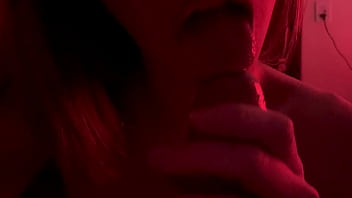 Chupo e me lambuzo no pau do melhor amigo do meu namorado