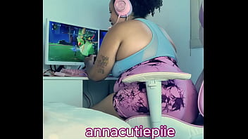 Bbw gamer girl farting for online friends