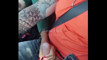 Não aguentei e sentei gostoso no pau do amante dentro do carro
