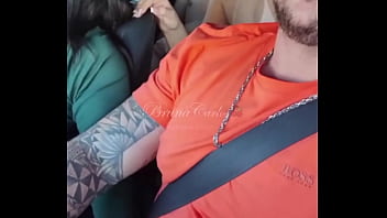 Não aguentei e sentei gostoso no pau do amante dentro do carro