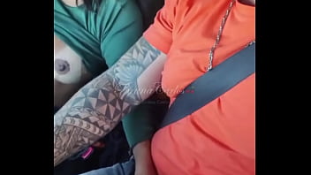 Não aguentei e sentei gostoso no pau do amante dentro do carro