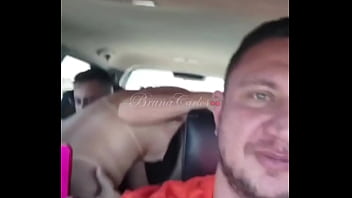 Não aguentei e sentei gostoso no pau do amante dentro do carro