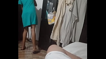 Veo a mi hermanastra provocativa y entro a su habitación para meterle los dedos no pude penetrarla