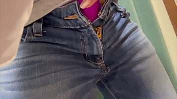 ジーンズの中で電マオナニーしてたら潮吹いちゃってジーンズが濡れちゃいました