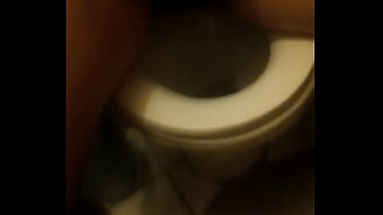 Жена писает