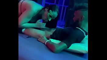 Casada se divertindo na rola de um negaooo