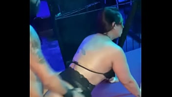 Casada se divertindo na rola de um negaooo