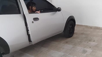 Casal amador transando gostoso no carro e na sala