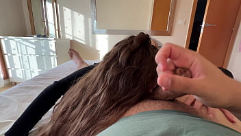 Hijastra hace una paja a padrastro en jeans