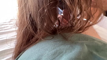 Hijastra hace una paja a padrastro en jeans